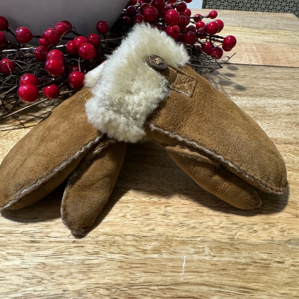 Kids Uggs. Mittens